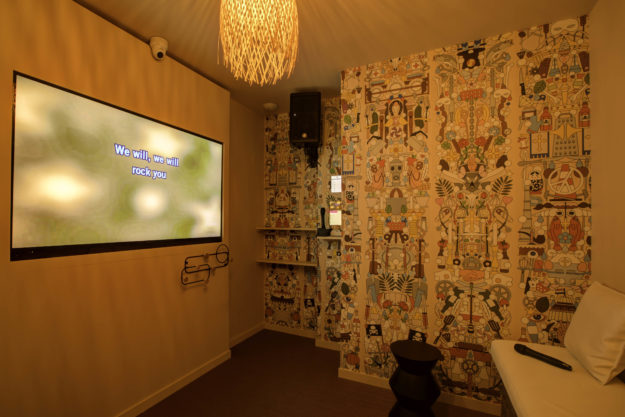 salle capharnaüm du bar karaoké box Le Karioka