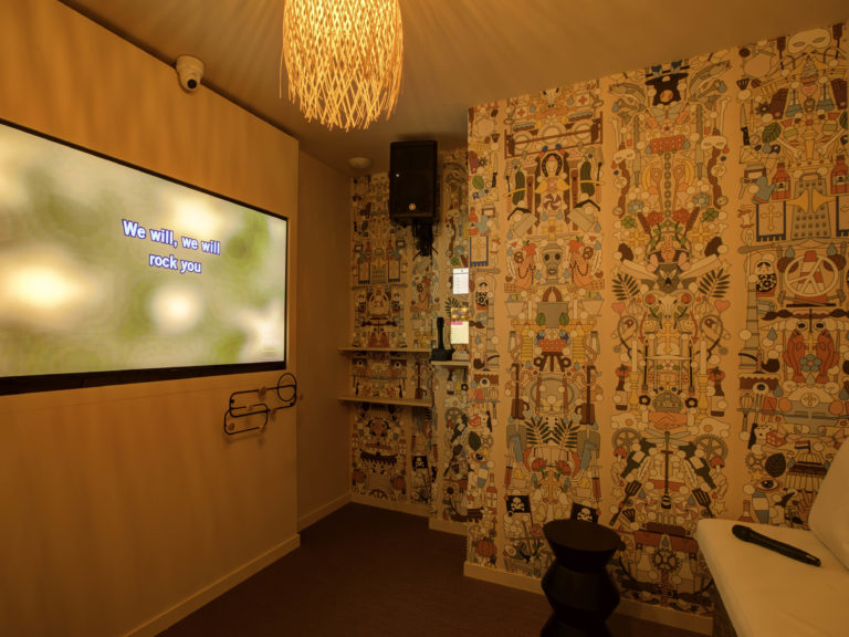 salle capharnaüm du bar karaoké box Le Karioka