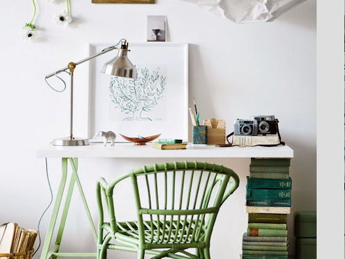 des-livres-se-transforment-en-pietement-de-bureau_6100210