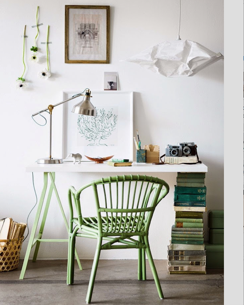 des-livres-se-transforment-en-pietement-de-bureau_6100210